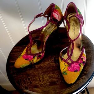 Dolce & Gabbana pump. Size 39 1/2. Pink snakeskin with gold green pink fabric